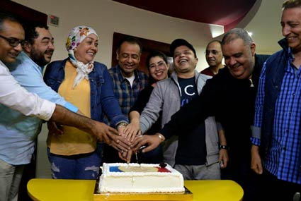 محمد هنيدي مع عدد من أبطال المسلسل