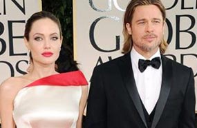 تقابل ثنائي هوليوود الأشهر في موقع تصوير فيلم " Mr. &amp; Mrs. Smith"، وعلى الرغم من أن براد كان متزوجا حينها من الممثلة جينيفر أنستون لم يمنعه ذلك من الإعجاب بسحر أنجلينا جولي.

ينعم الثنائي بستة أطفال ثلاثة منهم بالتبني، واضطر بيت لخطبة جولي بعد ضغط الأبناء عليهم. 
