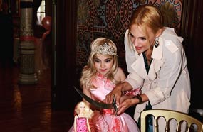 مريم أوزرلي تقطع قالب الحلوى مع الطفلة