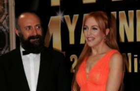 خالد أرجنش (السلطان سليمان) مع مريم أوزلي ( السلطانة هويام ) في مهرجان أنطاليا بتركيا في دورته الرابعة 