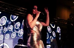 هيفاء وهبي بفستان مفتوح الجانبين في أحدث حفلاتها بتونس