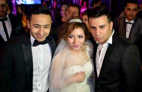 حمادة هلال مع شقيقته وعريسها حمادة مجدي في حفل زفافهما