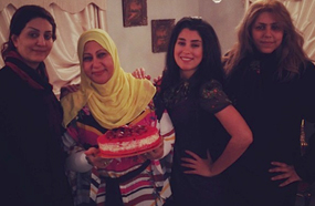 آيتن ووفاء مع والدتهما