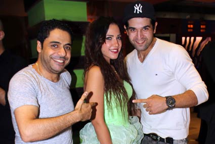 إيمي مع هاني حسن الأسمر وأحد الأصدقاء