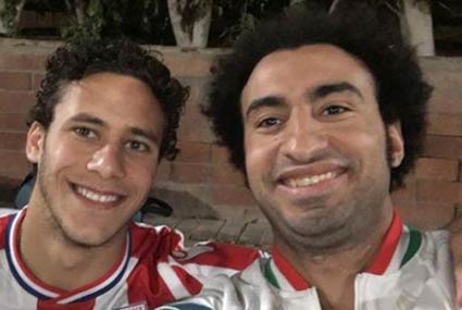 نشر الممثل علي ربيع صورته مع اللاعب رمضان صبحي المحترف في صفوف ستوك سيتي الإنجليزي، وكتب اللاعيب أوي.
