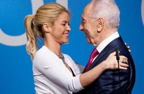 في 2011 زارت شاكيرا إسرائيل برفقة صديقها ووالد ابنها بيكيه وقابلت شيمون بيريز في مؤتمر صحفي