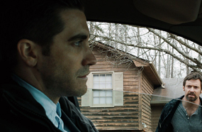 هيو جاكمان وجيك جيلنهال في لقطة من فيلم &quot;Prisoners &quot;