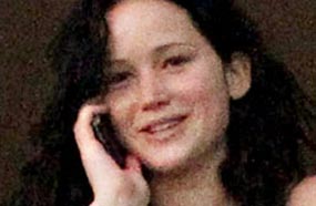 جينيفر لورانس بدون ماكياج وبشعر داكن