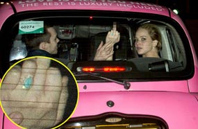 جينفر لورانس تشير بإشارة بذيئة للمصورين كاشفة عما قد يكون خاتم خطوبتها