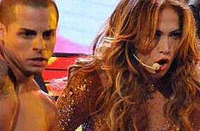 جينفر لوبيز وصديقها الجديد (يسار الصورة)