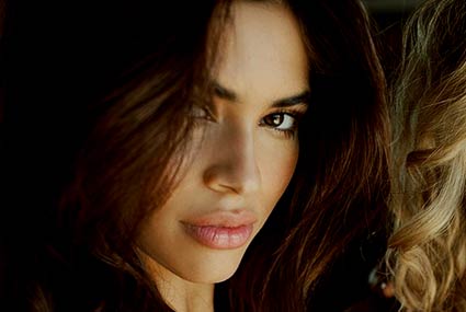 جوليانا هيرز بطلة أولى فيديوهات  عمرو دياب من ألبومه الأخير"أحلى وأحلى" 
