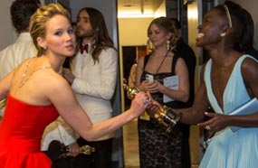 جينيفر لورانس تحاول مازحة سرقة الأوسكار من لوبيتا نيونجو