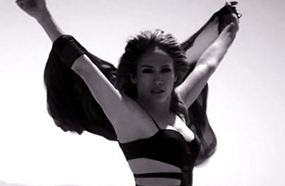 جينفر لوبيز بلقطة من فيديو كليب &quot;First Love&quot;