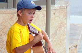 بدأ المطرب الشاب جستين بيبر مشواره <a href='https://www.youtube.com/watch?v=7_UeGzzzoMU' target='_blank'>بالغناء على الأرصفة بجيتاره </a> مقابل بعض الأموال من المارة، حتى <a href='https://www.youtube.com/watch?v=xHFF2VrHOa8' target='_blank'>بدأ ثورته الموسيقية من منزله </a> بعد أن قرر نشر مقاطع فيديو على "YouTube" لغنائه لكبار المطربين.

وبالفعل اكتشفه سكوتر برون بعد أن شاهد أحد هذه المقاطع، وقدمه للمطرب الشهير أشر الذي لم يتردد لحظة في توقيع تعاقد مع بيبر لصالح شركة انتاجه الخاصة، ومنذ ذلك الحين تبناه أشر فنيا لدرجة غنائه " <a href='https://www.youtube.com/watch?v=SOI4OF7iIr4' target='_blank'>Somebody To Love</a>" معه، واصطحابه معه على المسرح خلال مهرجان "SummerTime Ball" للرقص معه على أغنية " <a href='https://www.youtube.com/watch?v=J0tDmpdTCmE' target='_blank'>OMG </a> " بمصاحبة ويل آي آم.