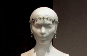 تمثال كيم كارداشيان العاري لجسدها وهي حامل