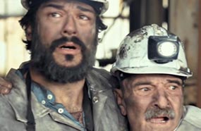 بوراك أوزجيفت في مشهد من مسلسل "حب أعمى"