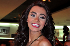 كارمن سليمان سعيدة باستقبال الجمهور لها بحفاوة بالغة خلال حفل إطلاق "ألبومها الأول"