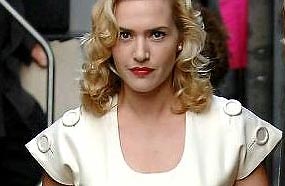 كيت وينسلت تنجو من حريق