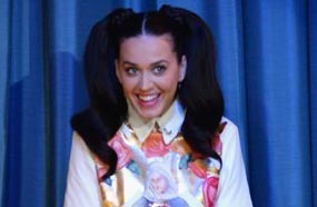 كاتي بيري بملابس التلميذة