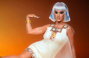 كاتي بيري في لقطة من كليب &quot;Dark Horse&quot;