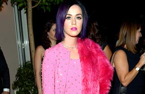 كاتي بيري بشبشبها البلاستيكي