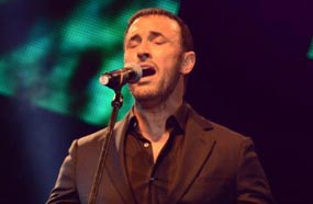 كاظم الساهر يتألق في حفل مهرجان du في دبي