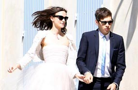 كيرا نايتلي مع زوجها جايمس برايتون