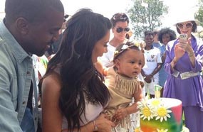 كيم كارداشيان وكانيى ويست مع طفلتهما &quot;نورث&quot; بعيد ميلادها الأول