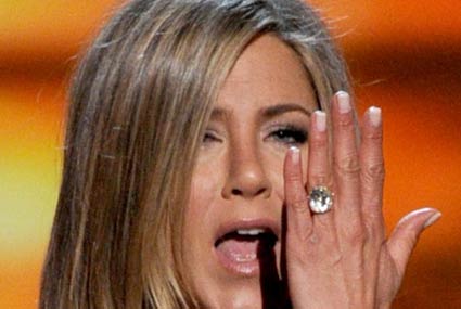 احتفلت جينيفر أنستون مؤخرا بزواجها، وذلك بعد ثلاثة سنوات خطوبة من المغني جيستن ثيروكس، وكان قدم لها خاتمها، وهو من تصميم جينفر ماير زوجة الممثل توبي ماجواير، وهو عبارة عن ماسة دائرية تصل حجمها إلى 8 قيراط.