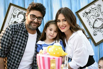 وليد منصور وزوجته دينا راشد وابنتهما خديجة