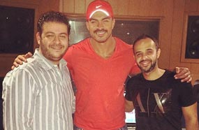 خالد سليم في الاستوديو مع مدير أعماله حمدي بدر ومهندس الصوت محمد 