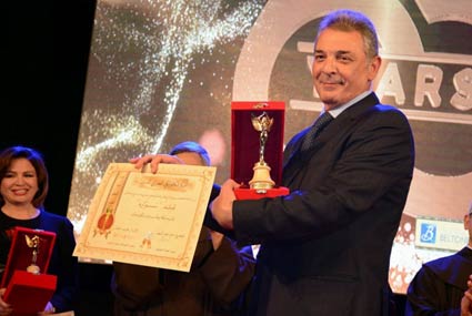 محمود حميدة أثناء تكريمه بجائزة أفضل ممثل عن دوره في فيلم "يوم للستات"