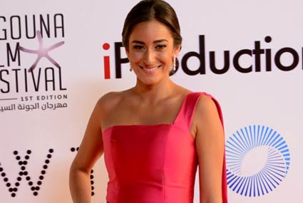 إطلالة أمينة خيل جاءت بسيطة لدرجة مملة بعض الشيء ولم تحاول منحها أي لمسة إضافية تحسنها