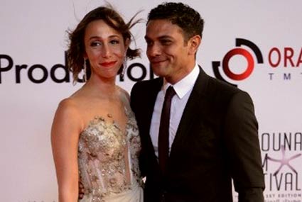 صورة رومانسية لآسر ياسين وزوجته على السجادة الحمراء في ختام "الجونة السينمائي" 