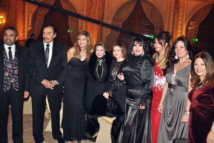 السيدات معظمن اختارت اللون الأسود للظهور به