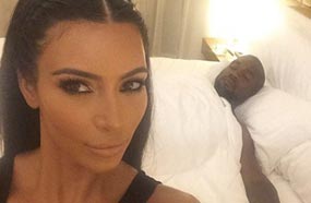 كيم كاردشيان تلتقط صورة مع زوجها كاني ويست