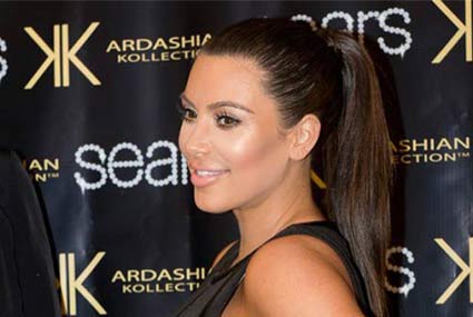 تصر كيم كاردشيان على ارتداء فساتين ضيقة دوما في أيامها العادية، ولكن أثناء الحمل هذا الأمر ليس مقبولا