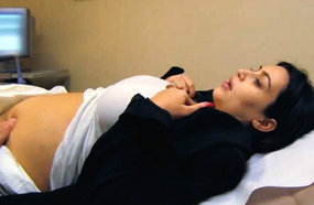 كيم في لقطة ببرنامجها &quot; Keeping Up With the Kardashians&quot; وهي تطمئن على صحت جنينها