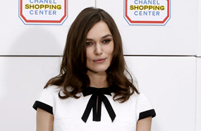 كيرا نايتلي تستعرض خصرها النحيف