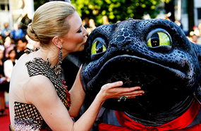 كيت بلانشيت مع التنين المجسم