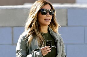 كيم كاردشيان بهاتفها الـ BlackBerry 