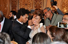 أوكا وتركيز عميق من أجل إتمام مهمة تركيب قرط عروسه بنجاح