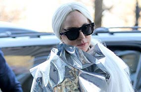 ليدي جاجا في أحدث إطلالاتها الغريبة