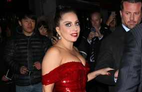 ليدي جاجا في ظهورها الذي أثار التساؤلات حول حملها