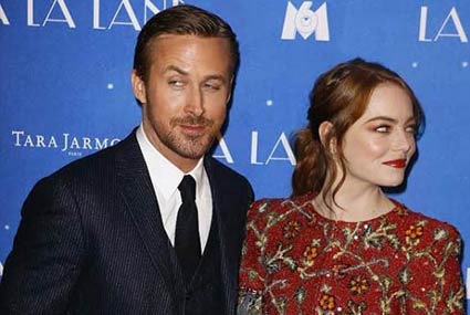 ايما ستون ورايان جوسلينج يغازل الكاميرات 