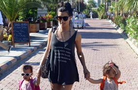 لميس &quot;التركية&quot; مع توأمها