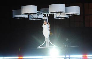 ليدي جاجا تحلق بفستانها الطائر