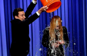 جيمي فالون يسقط دلو الثلج على لينزي لوهان