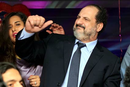 خالد الصاوي يرقص احتفالا بعيد الحب