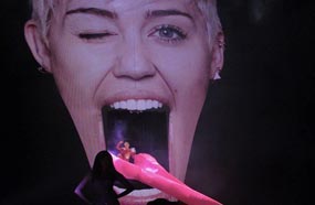 مايلي سايرس تنزلق من لسانها الطويل في جولتها الغنائية Bangerz